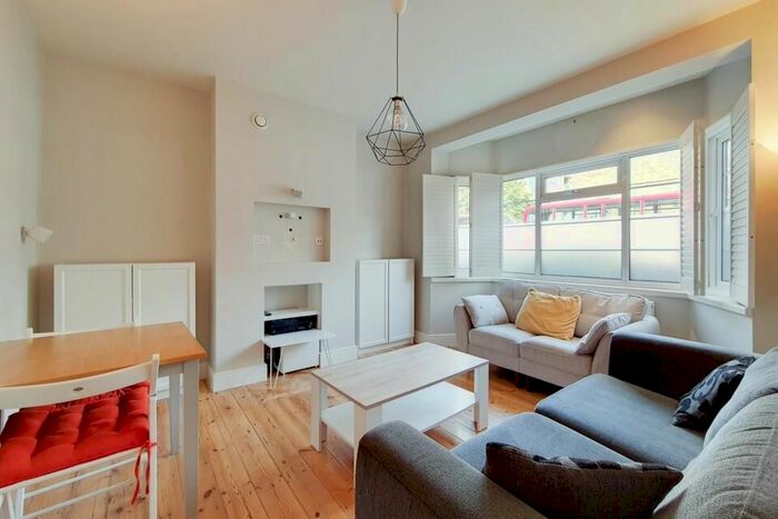 2 Bedroom Flat To Rent In Stockwell Park Walk, London, SW9