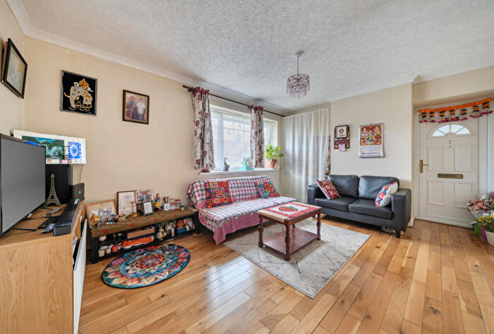 2 Bedroom Maisonette For Sale In Roe Lane, London, NW9