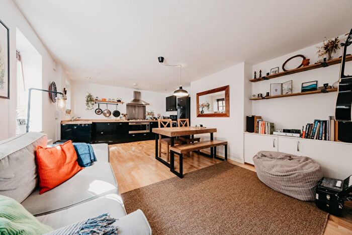 2 Bedroom Flat For Sale In Hotwell Road, Bristol, BS8