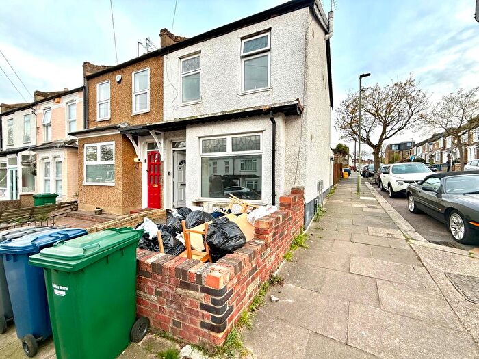 3 Bedroom Maisonette To Rent In Brunswick Crescent, London, N11