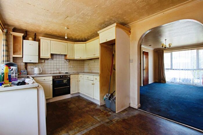 3 Bedroom Semi-Detached House For Sale In Willaston Close, Nottingham, NG6