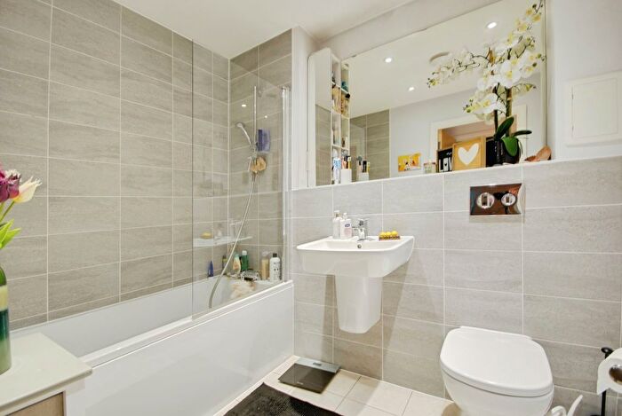 2 Bedroom Flat For Sale In Gartlet Road, Watford, WD17
