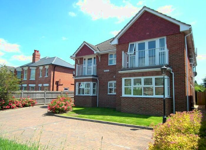 2 Bedroom Flat To Rent In Manor Road, New Milton, Hampshire., BH25