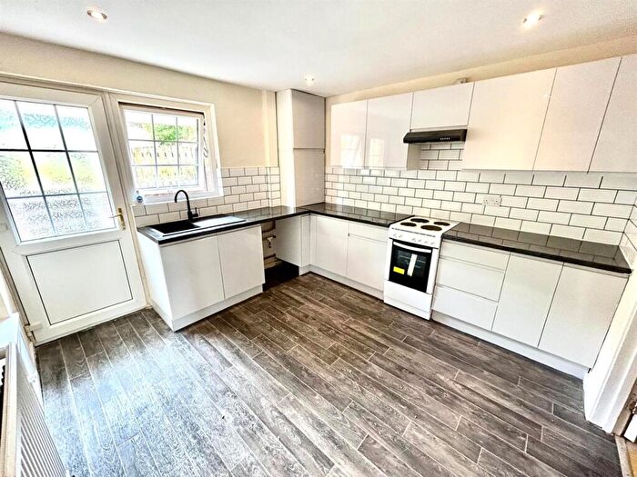 3 Bedroom House To Rent In Dawlands Close, Sheffield, S2