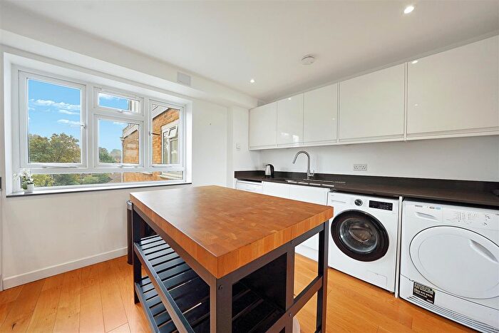 3 Bedroom Property To Rent In Wickliffe Avenue, London, N3