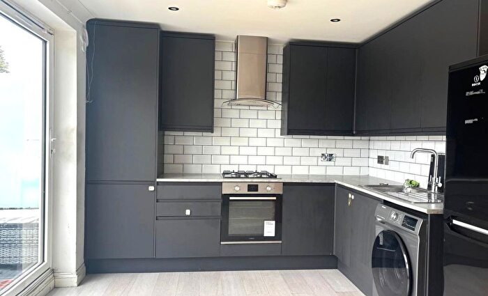 2 Bedroom Flat To Rent In Dormans Court, Cheam Road, Epsom, KT17