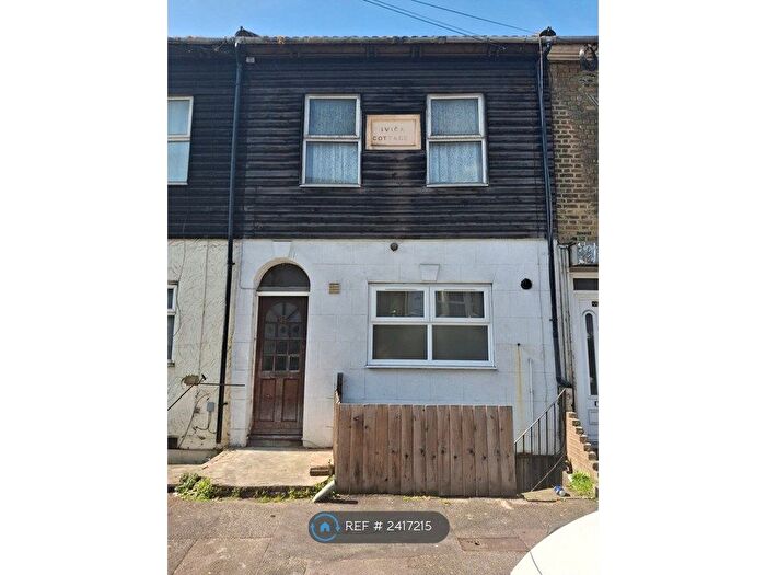 1 Bedroom Flat To Rent In Luton Road, Chatham, ME4