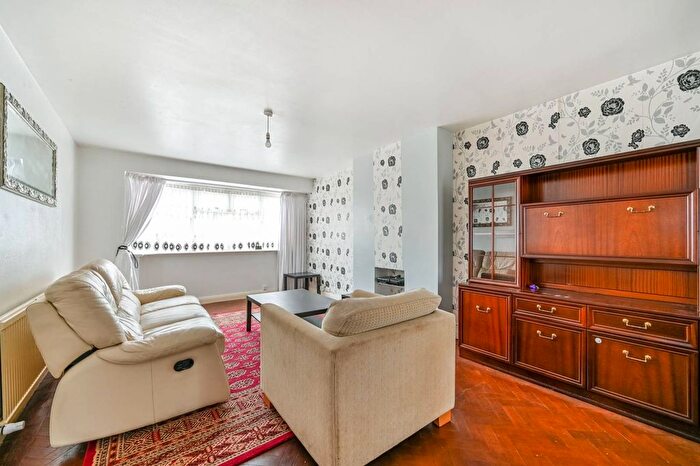 3 Bedroom Property To Rent In Hospital Bridge Road, Twickenham, TW2