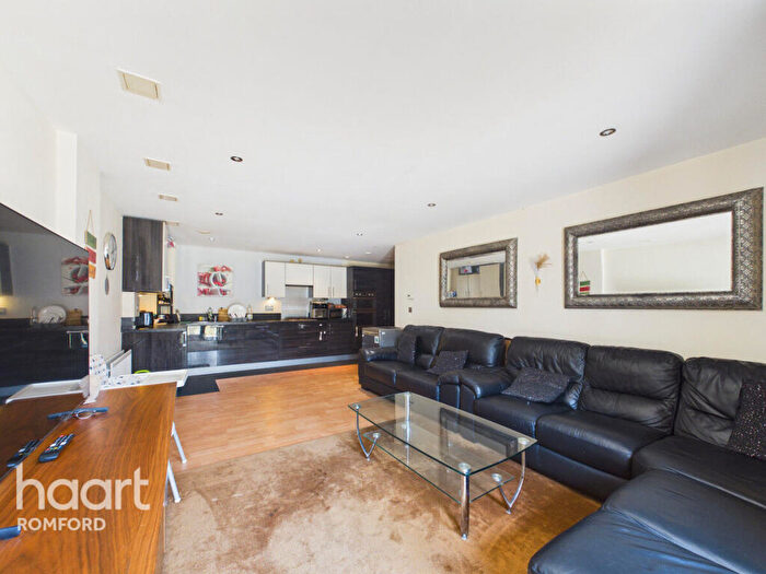 3 Bedroom Apartment For Sale In Spring Gardens, Romford, RM7