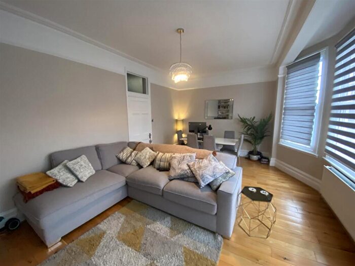 2 Bedroom Flat To Rent In Green Lanes, Winchmore Hill, N21