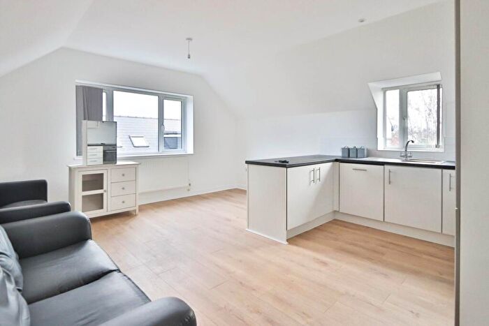 1 Bedroom Flat To Rent In Emerson Mews, New Malden, KT3