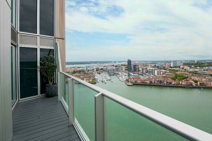 2 Bedroom Apartment To Rent In Centenary Plaza, Southampton, Hampshire, SO19