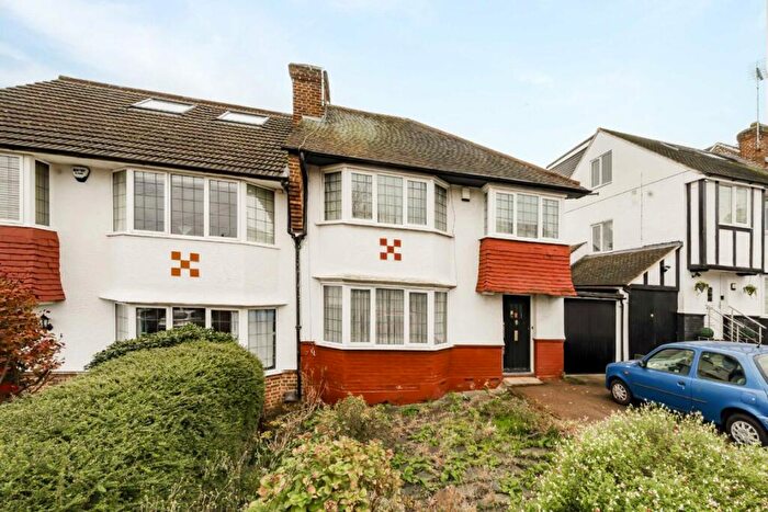 3 Bedroom House For Sale In Lovelace Road, Barnet, EN4