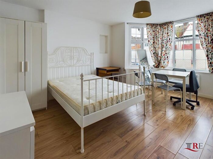 Studio To Rent In Heathfield Gardens, London, NW11