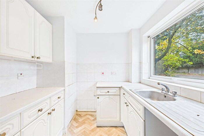 2 Bedroom Flat To Rent In Fernley Court, Maidenhead, Berkshire, SL6