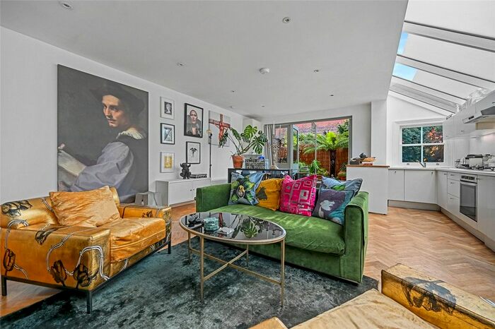 2 Bedroom Flat To Rent In Dunraven Road, London, W12