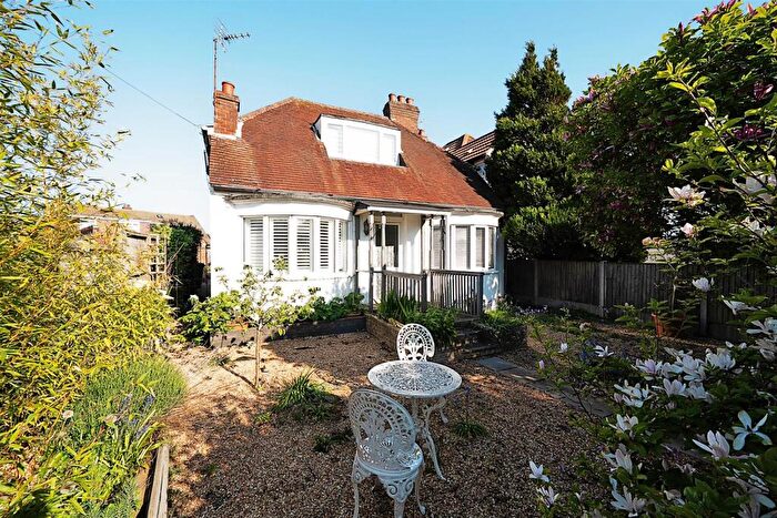 2 Bedroom Detached Bungalow For Sale In Wych Lane, Gosport, PO13