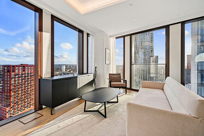 3 Bedroom Flat To Rent In Carnation Way, London, SW8