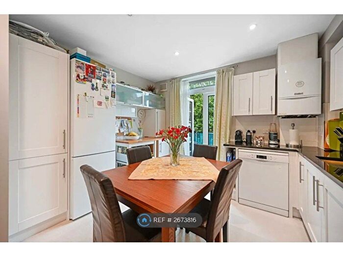 3 Bedroom Flat To Rent In Tilson House, London, SW2