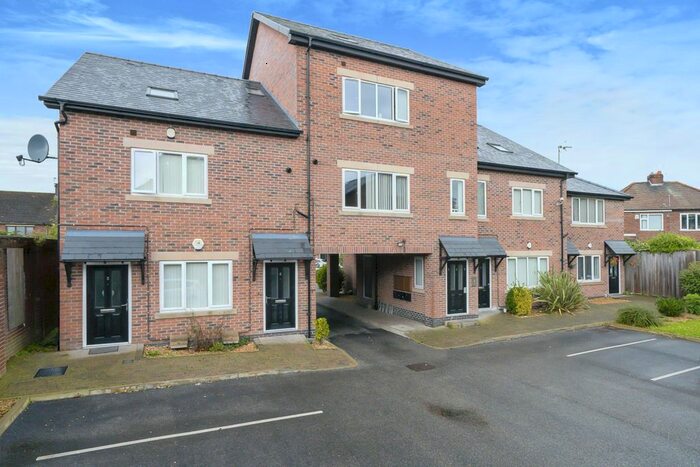 3 Bedroom Flat To Rent In Lodge Place, Widnes, Cheshire, WA8