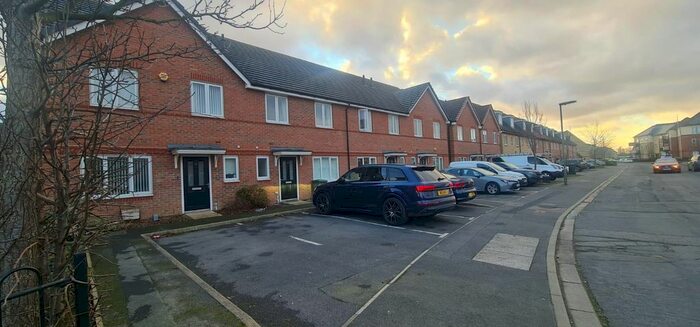 4 Bedroom Semi-Detached House To Rent In Holywell Way, Staines, TW19