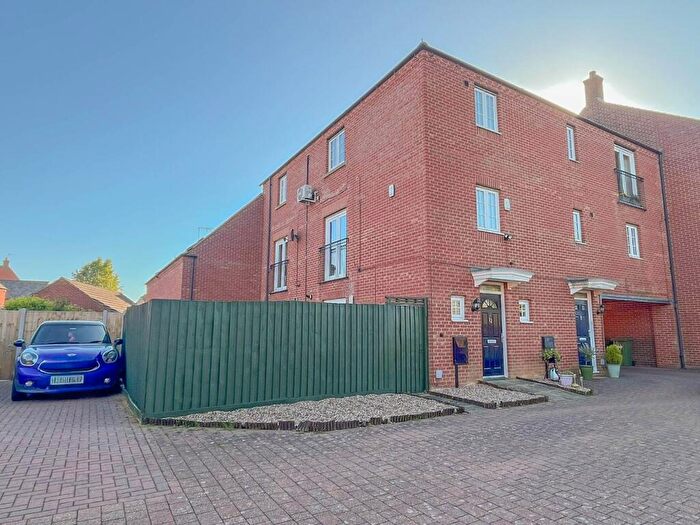 2 Bedroom End Of Terrace House For Sale In Avocet Close, Coton Park, Rugby, CV23