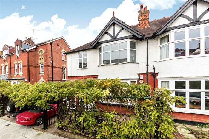 3 Bedroom Flat To Rent In Sheen Park, Richmond, TW9