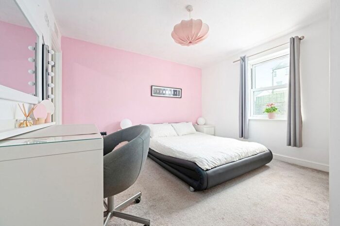 2 Bedroom Flat For Sale In Edmund Place, Dunfermline, KY12