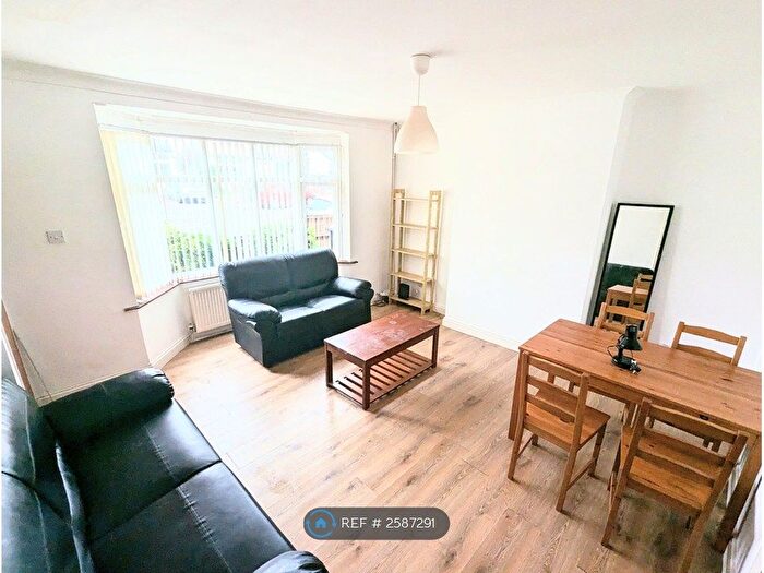 4 Bedroom Semi-Detached House To Rent In Fletcher Road, Beeston, Nottingham, NG9