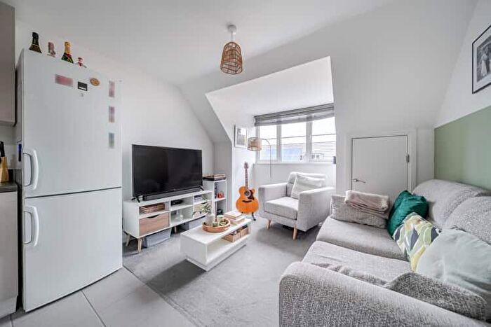 1 Bedroom Flat For Sale In Kenyon Way, Langley, Berkshire, SL3