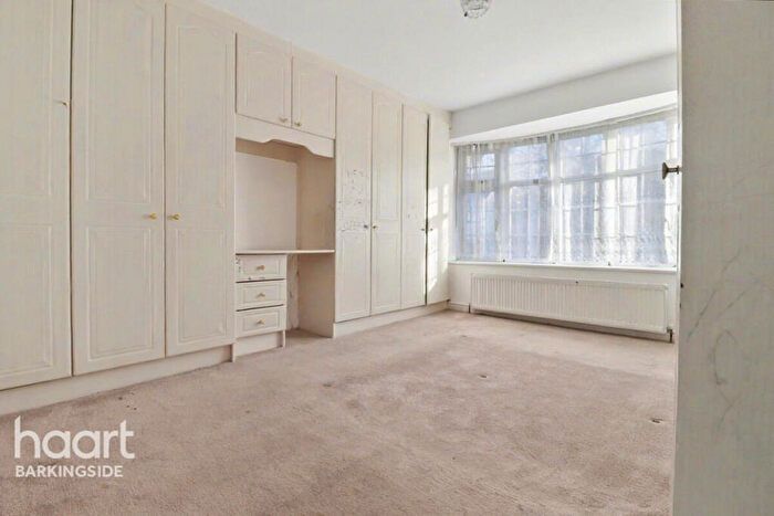 3 Bedroom Semi Detached House To Rent In Herent Drive, Ilford, IG5