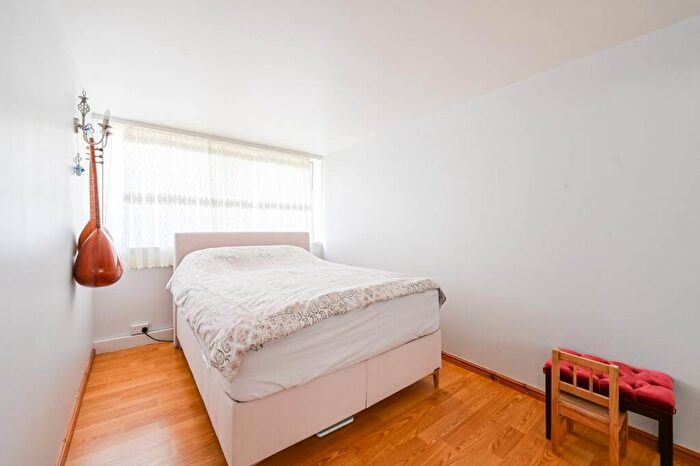3 Bedroom Flat For Sale In Dellafield, Pooles Park, Finsbury Park, London, N4