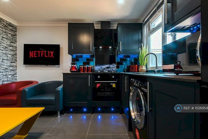 2 Bedroom Flat To Rent In Gables Lodge -, Reading, RG1