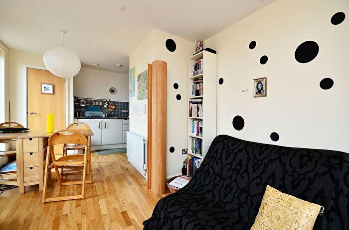1 Bedroom Flat To Rent In Biggs Square, Hackney, London, E9