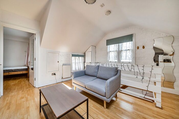 1 Bedroom Maisonette For Sale In Uxbridge Road, London, W13