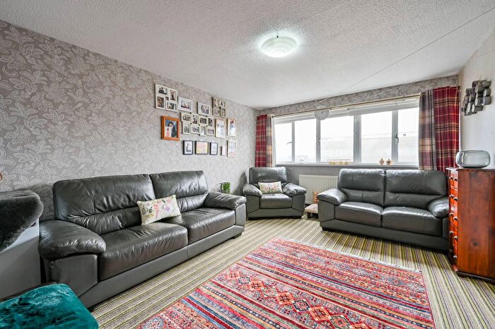 3 Bedroom Flat For Sale In Cheyne Path, Hanwell, London, W7