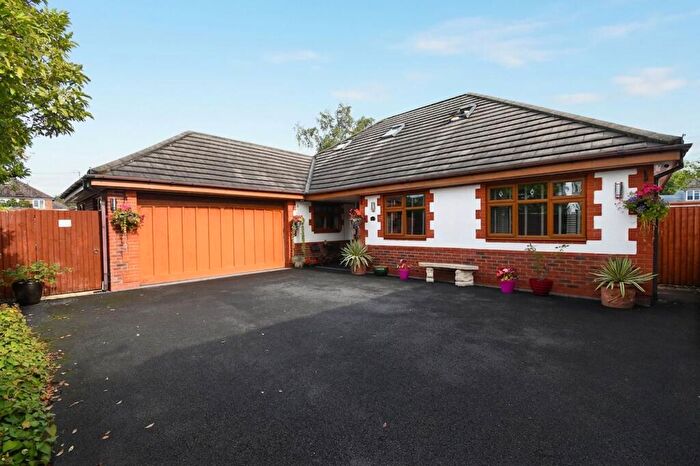 6 Bedroom Detached Bungalow For Sale In New Moss Road, Cadishead, M44