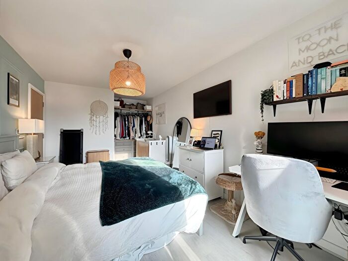 1 Bedroom Flat To Rent In Kew Bridge Road, Brentford, TW8