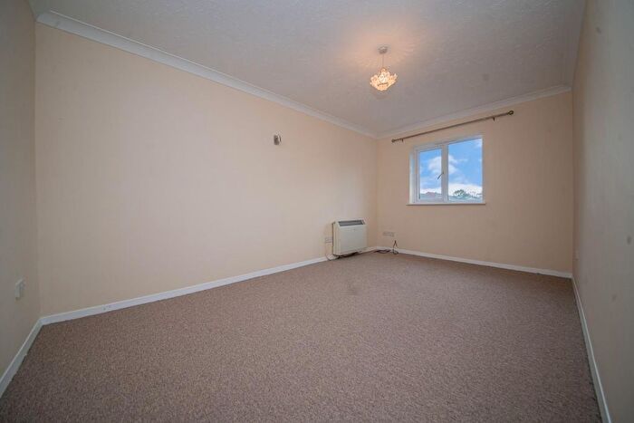 2 Bedroom Flat For Sale In Fair Oak Road, Fair Oak, SO50