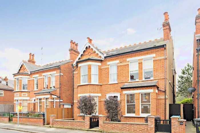 4 Bedroom Flat To Rent In Brunswick Road, Kingston Upon Thames, KT2