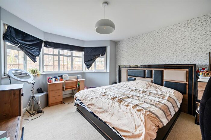 3 Bedroom Detached House For Sale In Randalls Road, Leatherhead, KT22