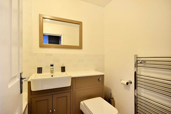 1 Bedroom Flat To Rent In Trinity Road, Tooting Bec, London, SW17