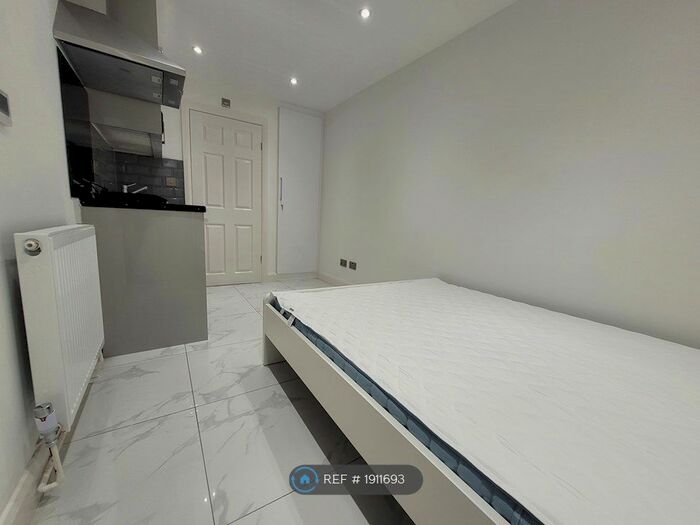 Studio To Rent In The Highway, Chelsfield, BR6