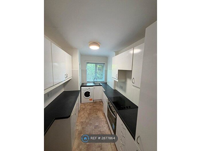 2 Bedroom Flat To Rent In South Bank, Surbiton, KT6