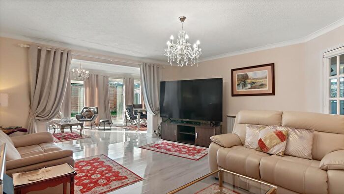 2 Bedroom Detached Bungalow For Sale In Wroxham Gardens, Enfield, EN2