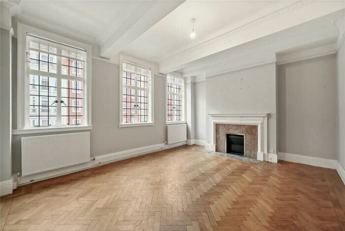 4 Bedroom Flat To Rent In Chiltern Court, Baker Street, NW1