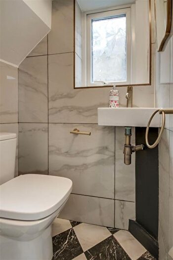 4 Bedroom Property For Sale In Woodberry Grove, London, N12