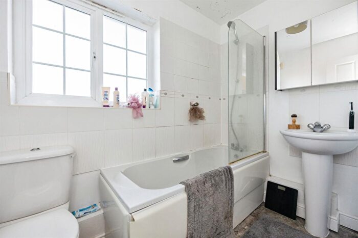 1 Bedroom Flat For Sale In Holt Close, Singleton, Ashford, TN23