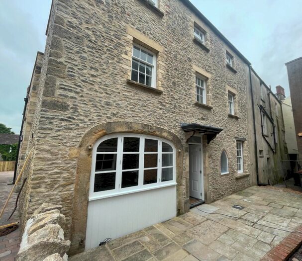 4 Bedroom Commercial Property To Rent In High Street, Shepton Mallet, BA4