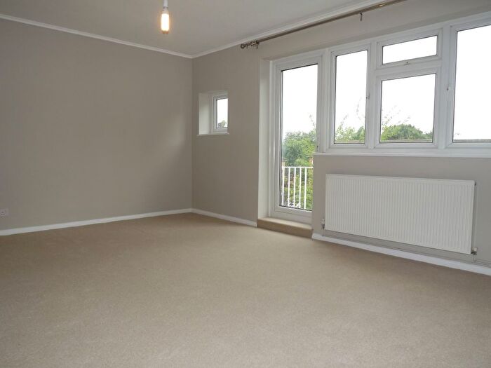 2 Bedroom Flat To Rent In Lyndhurst Court, Sutton, SM2